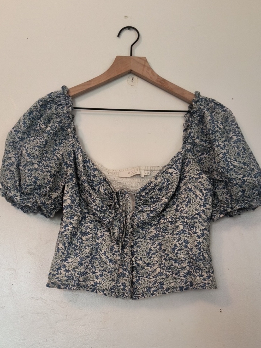 Astr Blue and White Cottage Core Floral Puff-Sleeve Crop Top with Tie Front Sz M